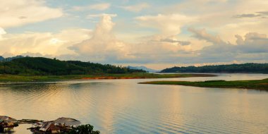 Renkli gökyüzü güneş önce akşam düşen zaman. Turistler ve nehir görünümünü ve çevresindeki topluluklar barajın Khao Laem Barajı, Sangklaburi, Thailand.2018 Mayıs Pzt Bridge yakınındaki