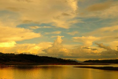 Renkli gökyüzü güneş önce akşam düşen zaman. Turistler ve nehir görünümünü ve çevresindeki topluluklar barajın Khao Laem Barajı, Sangklaburi, Thailand.2018 Mayıs Pzt Bridge yakınındaki