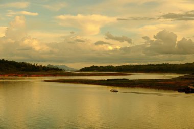 Renkli gökyüzü güneş önce akşam düşen zaman. Turistler ve nehir görünümünü ve çevresindeki topluluklar barajın Khao Laem Barajı, Sangklaburi, Thailand.2018 Mayıs Pzt Bridge yakınındaki