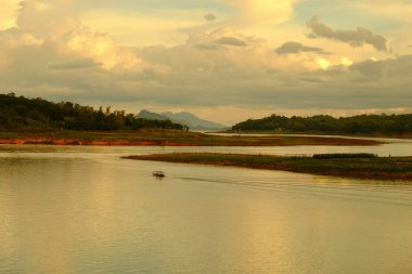Renkli gökyüzü güneş önce akşam düşen zaman. Turistler ve nehir görünümünü ve çevresindeki topluluklar barajın Khao Laem Barajı, Sangklaburi, Thailand.2018 Mayıs Pzt Bridge yakınındaki