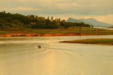 Renkli gökyüzü güneş önce akşam düşen zaman. Turistler ve nehir görünümünü ve çevresindeki topluluklar barajın Khao Laem Barajı, Sangklaburi, Thailand.2018 Mayıs Pzt Bridge yakınındaki