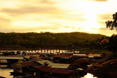 Renkli gökyüzü güneş önce akşam düşen zaman. Turistler ve nehir görünümünü ve çevresindeki topluluklar barajın Khao Laem Barajı, Sangklaburi, Thailand.2018 Mayıs Pzt Bridge yakınındaki