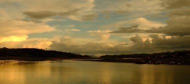 Renkli gökyüzü güneş önce akşam düşen zaman. Turistler ve nehir görünümünü ve çevresindeki topluluklar barajın Khao Laem Barajı, Sangklaburi, Thailand.2018 Mayıs Pzt Bridge yakınındaki