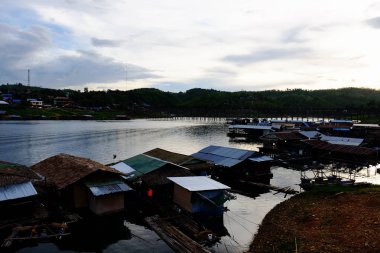 Gündoğumu veya günbatımı dağ, sabahın erken saatlerinde. Altın, güzel ve renkli gökyüzüdür. Güneş battığında, güneşin battığı. Toprak yol ve yeşil ağaçlar girişidir.