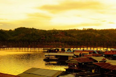 Renkli gökyüzü güneş önce akşam düşen zaman. Turistler ve nehir görünümünü ve çevresindeki topluluklar barajın Khao Laem Barajı, Sangklaburi, Thailand.2018 Mayıs Pzt Bridge yakınındaki