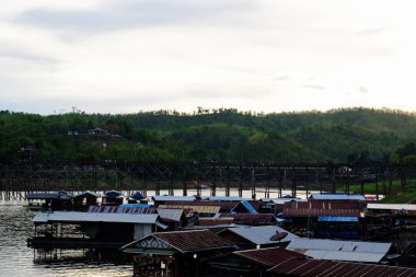 Renkli gökyüzü güneş önce akşam düşen zaman. Turistler ve nehir görünümünü ve çevresindeki topluluklar barajın Khao Laem Barajı, Sangklaburi, Thailand.2018 Mayıs Pzt Bridge yakınındaki
