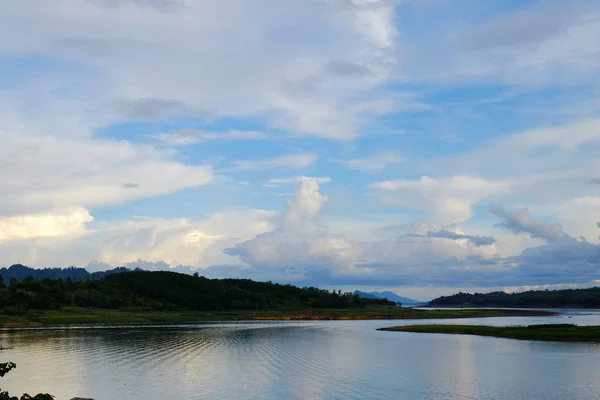 当太阳在傍晚落下时 五彩缤纷的天空 游客和景观的河流和周围的社区大坝附近的周一桥在考兰大坝 Sangklaburi 2018 — 图库照片