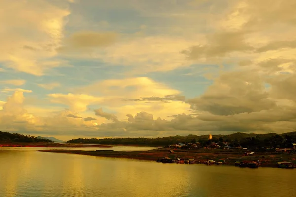 Барвистий Небо Коли Сонце Падає Вечора Туристів Вид Річку Сусідніх — стокове фото