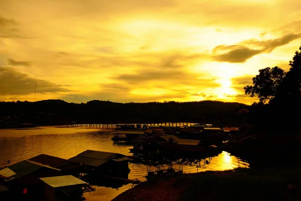 Kleurrijke Hemel Als Zon Voor Avond Daalt Toeristen Uitzicht Rivier — Stockfoto