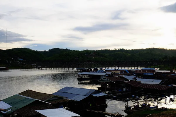 화려한 태양은 떨어지고 관광객 Sangklaburi Thailand 2018 브리지 — 스톡 사진