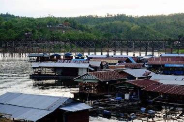 Renkli gökyüzü güneş önce akşam düşen zaman. Turistler ve nehir görünümünü ve çevresindeki topluluklar barajın Khao Laem Barajı, Sangklaburi, Thailand.2018 Mayıs Pzt Bridge yakınındaki