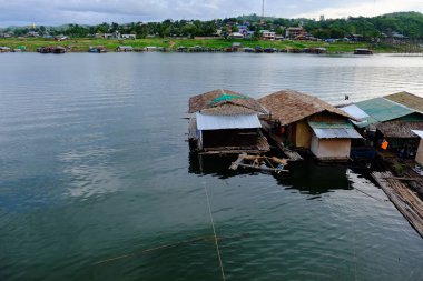 Renkli gökyüzü güneş önce akşam düşen zaman. Turistler ve nehir görünümünü ve çevresindeki topluluklar barajın Khao Laem Barajı, Sangklaburi, Thailand.2018 Mayıs Pzt Bridge yakınındaki