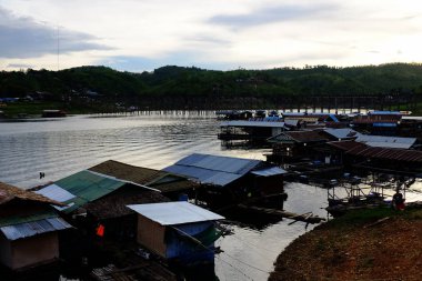 Renkli gökyüzü güneş önce akşam düşen zaman. Turistler ve nehir görünümünü ve çevresindeki topluluklar barajın Khao Laem Barajı, Sangklaburi, Thailand.2018 Mayıs Pzt Bridge yakınındaki