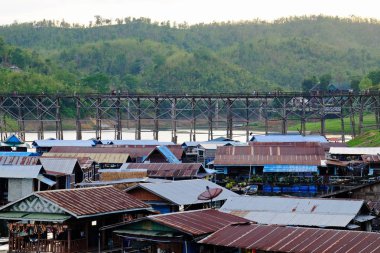 Tayland'da nehir yakınlarındaki köyün görünümü