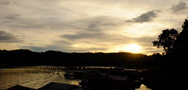 Tayland'da nehir yakınlarındaki köyün görünümü