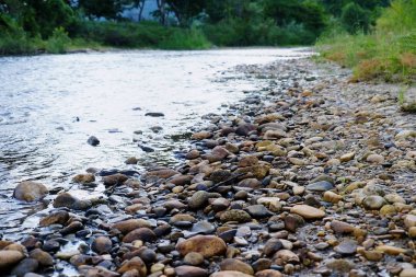 Ben ve aile çadır kamp yağmur ormanlarında Sangkhlaburi, Kanchanaburi, Tayland tarihinde 6 Mayıs 2018 akışında yakın:.