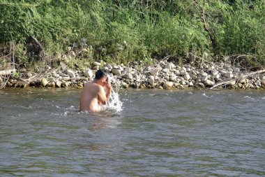 Ben ve Sangkhlaburi, Kanchanaburi, Tayland tarihinde 6 Mayıs, 2018.Sunrise çadır kamp alanında akışı üzerinde stream yakınındaki yağmur ormanlarında aile çadır kamp. 