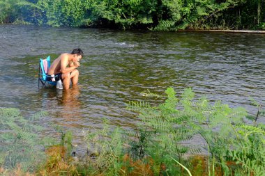 Ben ve Sangkhlaburi, Kanchanaburi, Tayland tarihinde 6 Mayıs, 2018.Sunrise çadır kamp alanında akışı üzerinde stream yakınındaki yağmur ormanlarında aile çadır kamp. 