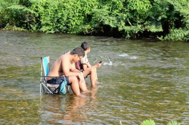Ben ve aile çadır kamp yağmur ormanlarında Sangkhlaburi, Kanchanaburi, Tayland tarihinde 6 Mayıs 2018 akışında yakın:.