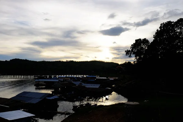 カラフルな空 太陽が夜の前に落ちているとき レーム Sangklaburi Thailand 2018 月月橋の近くに観光客や川の眺めとダムの周辺地域 — ストック写真