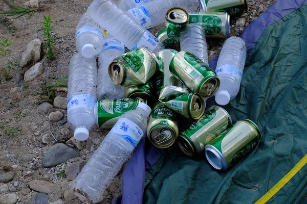 Saya Dan Keluarga Tenda Berkemah Hutan Hujan Dekat Sungai Sangkhlaburi — Stok Foto