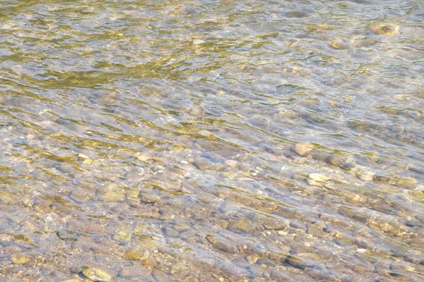 Güneşli bir günde taş nehir kıyısı