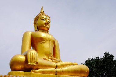 Altın Buddha üç pagodadan, Birmanya sanat Tay tarzında Tay Sanat karışık. Tayland, Myanmar, Sangklaburi, Kanchanaburi, Tayland sınır. Altın Buddha üç pagodadan, dini semboller Birman savaş dayalı.