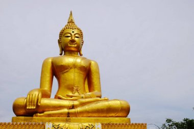 Altın Buddha üç pagodadan, dini semboller üzerinde Birmanlar dayalı. Birman sanat Tay tarzında Tay sanat karışık. Tayland, Myanmar, Sangklaburi, Kanchanaburi, Tayland sınır. Altın Buddha üç pagodadan,