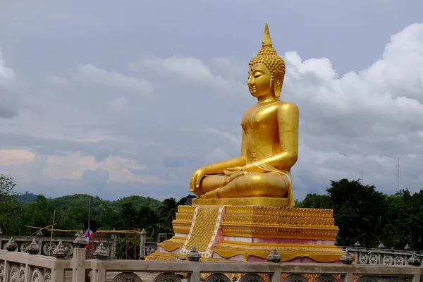 Buda Oro Tres Pagodas Símbolos Religiosos Basados Los Birmanos Arte —  Fotos de Stock