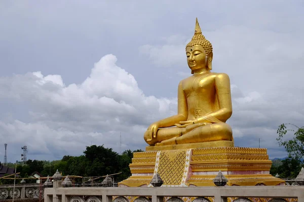 缅甸艺术泰国风格混合泰国艺术 Sangklaburi 北碧府 泰国的边界 Buddhathree 基于缅甸战争的宗教符号 — 图库照片