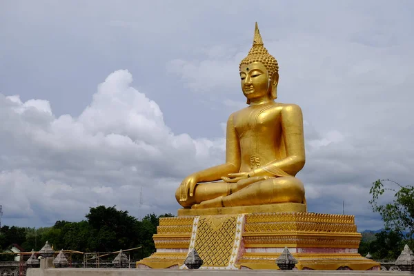 缅甸艺术泰国风格混合泰国艺术 Sangklaburi 北碧府 泰国的边界 Buddhathree 基于缅甸战争的宗教符号 — 图库照片