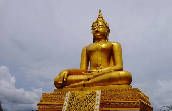 缅甸艺术泰国风格混合泰国艺术 Sangklaburi 北碧府 泰国的边界 Buddhathree 基于缅甸战争的宗教符号 — 图库照片