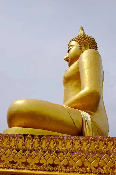 Золотой Будда Три Пагоды Религиозные Символы Основанные Бирманских Бирманское Искусство — стоковое фото