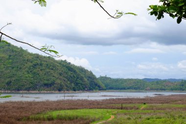Nehir ve Khao Laem Barajı, Sangklaburi, Thailand.2018 Mayıs 5 Pzt köprüde baraja çevreleyen toplulukların görünümü