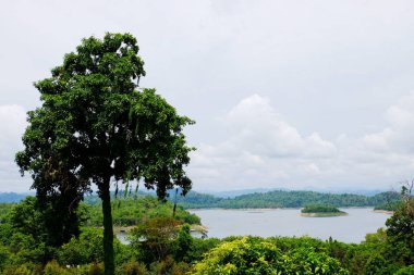 Dağlar, mavi gökyüzü ve parlak gün içinde güzel bulutlar görünümünü. akarsu yeşil ormanlar arasında. Nehir ve Khao Laem Barajı, Sangklaburi, Thailand.2018 Mayıs 5 Pzt köprüde baraja çevreleyen toplulukların görünümü.