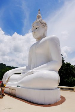 Beyaz Buda mavi gökyüzü ile parlak gün içinde güzel bulutlar.