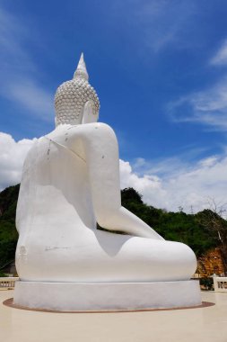 Beyaz Buda mavi gökyüzü ile parlak gün içinde güzel bulutlar.