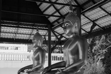 Altın Buddha Birmanya sanat Tay tarzında Tay Sanat karışık. Thailand.Thailand sınır. Altın Buddha üç pagodadan, dini semboller Birman savaş dayalı.