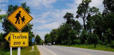 Dağ yolundan ağaçları ile. Manzaralı yoldan yeşil ağaçlar ve gökyüzü vardır. Tayland seyahat.