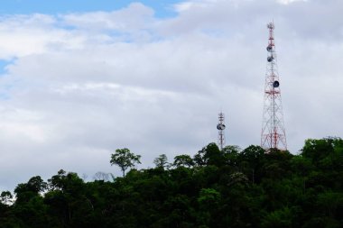 Dağ yolundan ağaçları ile. Manzaralı yoldan yeşil ağaçlar ve gökyüzü vardır. Tayland seyahat.