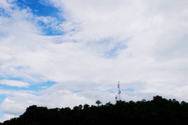 Dağ yolundan ağaçları ile. Manzaralı yoldan yeşil ağaçlar ve gökyüzü vardır. Tayland seyahat.