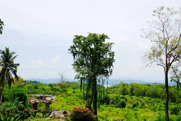 Vista Montanhas Céu Azul Nuvens Bonitas Dias Brilhantes Córregos Entre — Fotografia de Stock