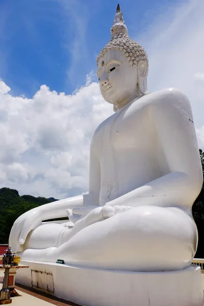 Estátua Buddha Branco Fundo Céu Azul — Fotografia de Stock