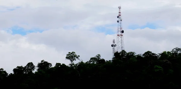 Estación Radiodifusión Detrás Del Bosque Verde —  Fotos de Stock