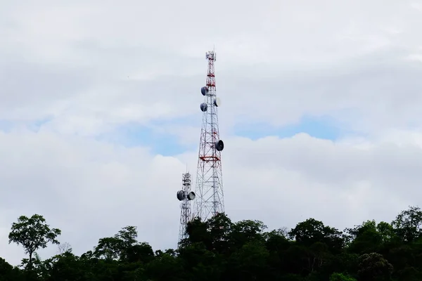 Ραδιοφωνικός Σταθμός Πίσω Από Πράσινο Δάσος — Φωτογραφία Αρχείου