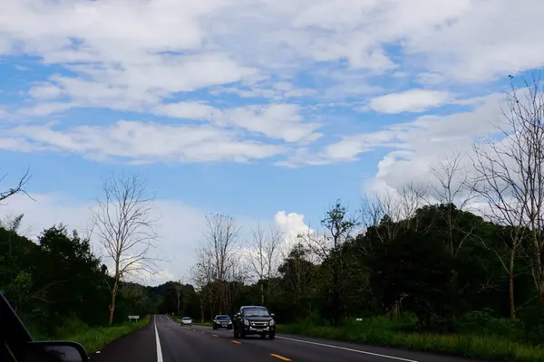 Vista Montañas Cielo Azul Hermosas Nubes Días Brillantes Cielo Arroyos — Foto de Stock