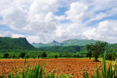 Dağlar, mavi gökyüzü ve parlak gün içinde güzel bulutlar görünümünü. akarsu yeşil ormanlar arasında. Nehir ve Khao Laem Barajı, Sangklaburi, Thailand.2018 Mayıs 5 Pzt köprüde baraja çevreleyen toplulukların görünümü.