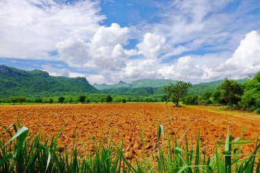 Dağlar, mavi gökyüzü ve parlak gün içinde güzel bulutlar görünümünü. akarsu yeşil ormanlar arasında. Nehir ve Khao Laem Barajı, Sangklaburi, Thailand.2018 Mayıs 5 Pzt köprüde baraja çevreleyen toplulukların görünümü.