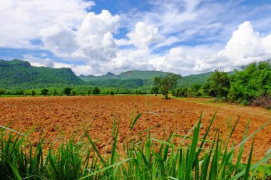 Dağlar, mavi gökyüzü ve parlak gün içinde güzel bulutlar görünümünü. akarsu yeşil ormanlar arasında. Nehir ve Khao Laem Barajı, Sangklaburi, Thailand.2018 Mayıs 5 Pzt köprüde baraja çevreleyen toplulukların görünümü.