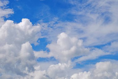 Mavi gökyüzünde beyaz bulutlar